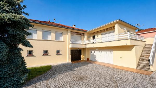 LIMITE ST FONS: # MAISON INDIVIDUELLE# 3 GARAGES# PISCINE OLYMPIQUE#RARE