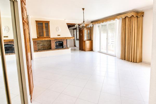 LIMITE ST FONS: # MAISON INDIVIDUELLE# 3 GARAGES# PISCINE OLYMPIQUE#RARE