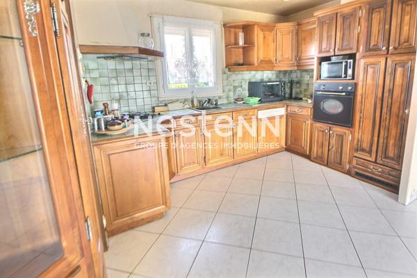 LIMITE ST FONS: # MAISON INDIVIDUELLE# 3 GARAGES# PISCINE OLYMPIQUE#RARE