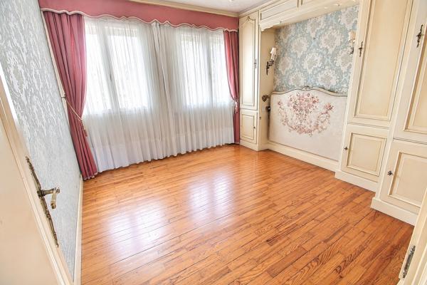 LIMITE ST FONS: # MAISON INDIVIDUELLE# 3 GARAGES# PISCINE OLYMPIQUE#RARE