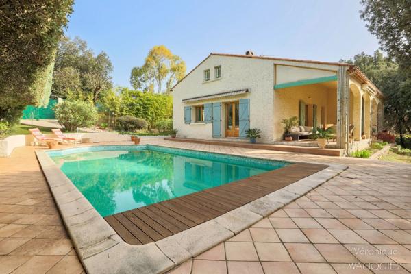 Villa familiale avec piscine – Un écrin de verdure rare à proximité des commodités