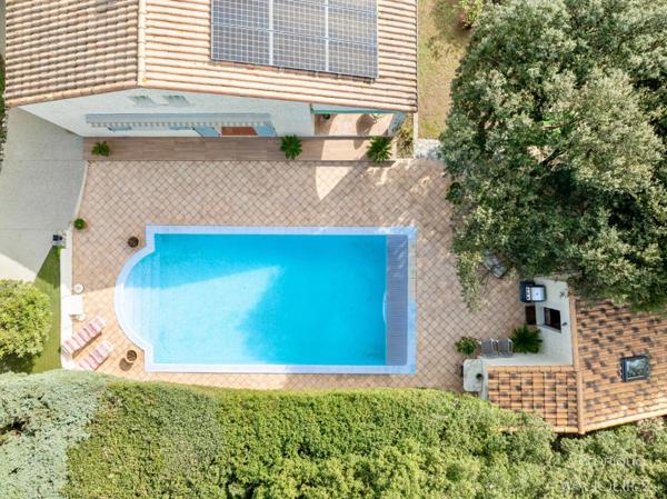 Villa familiale avec piscine – Un écrin de verdure rare à proximité des commodités