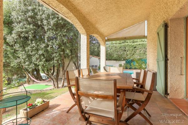Villa familiale avec piscine – Un écrin de verdure rare à proximité des commodités