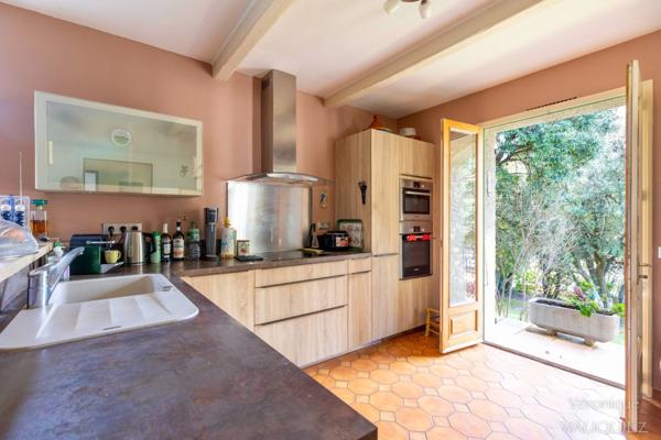 Villa familiale avec piscine – Un écrin de verdure rare à proximité des commodités