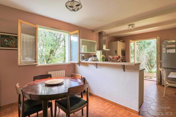 Villa familiale avec piscine – Un écrin de verdure rare à proximité des commodités