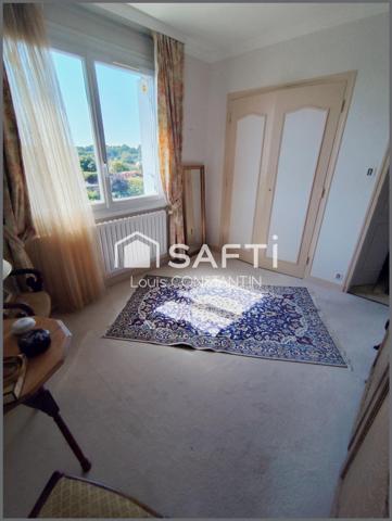 Maison familiale lumineuse sur 2 niveaux , avec 5 chambres et possibilité investissement locatif avec T1 au rdc sur terrain plus de 1000m2 avec dépendances et garages