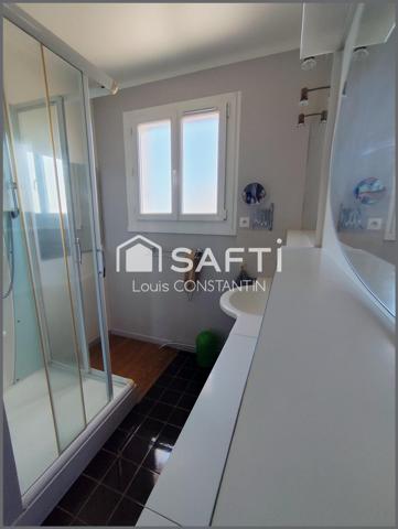 Maison familiale lumineuse sur 2 niveaux , avec 5 chambres et possibilité investissement locatif avec T1 au rdc sur terrain plus de 1000m2 avec dépendances et garages