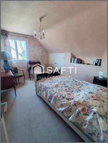 Maison familiale lumineuse sur 2 niveaux , avec 5 chambres et possibilité investissement locatif avec T1 au rdc sur terrain plus de 1000m2 avec dépendances et garages