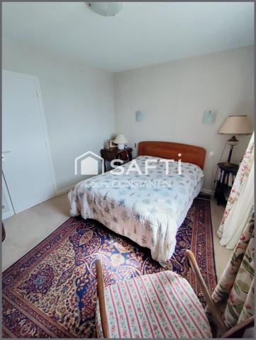 Maison familiale lumineuse sur 2 niveaux , avec 5 chambres et possibilité investissement locatif avec T1 au rdc sur terrain plus de 1000m2 avec dépendances et garages