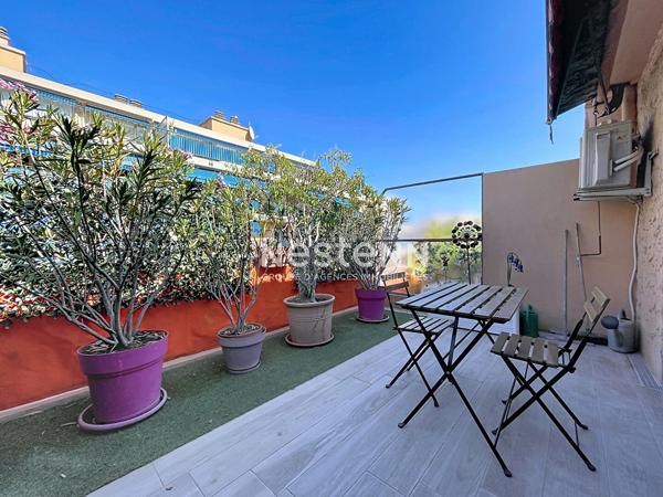 GOLFE-JUAN - STUDIO RÉNOVÉ AVEC TERRASSE EN DERNIER ÉTAGE