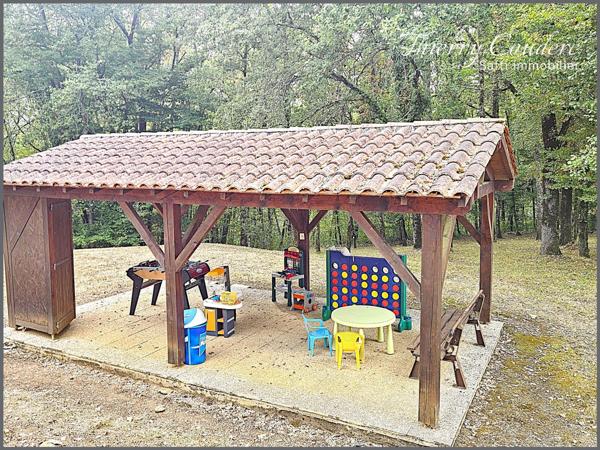 Charmant gîte de 81 m² sur terrain boisé avec piscine chauffée.