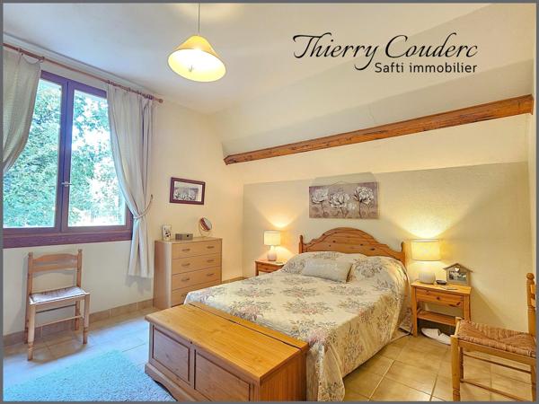 Charmant gîte de 81 m² sur terrain boisé avec piscine chauffée.