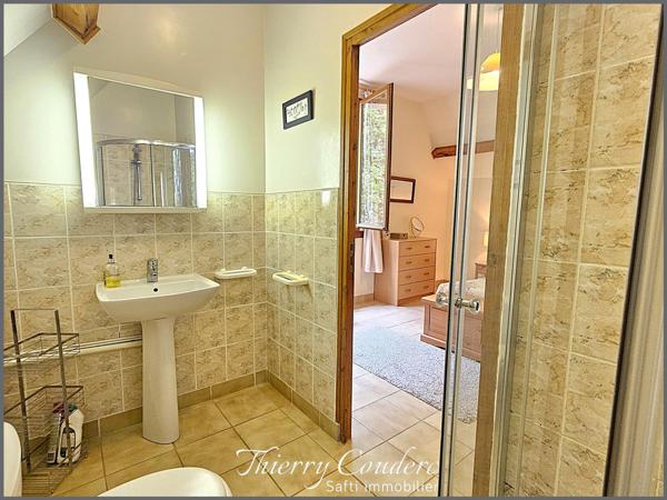 Charmant gîte de 81 m² sur terrain boisé avec piscine chauffée.