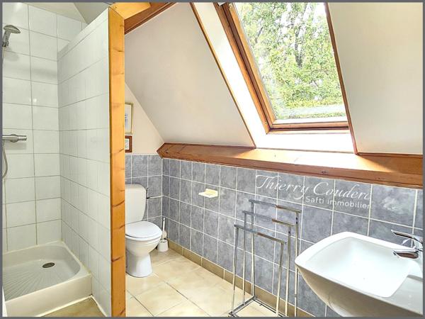 Charmant gîte de 81 m² sur terrain boisé avec piscine chauffée.