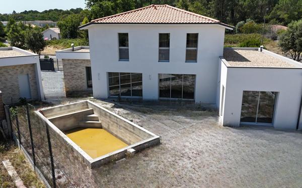 Maison à vendre    7 pièces •  Saint-Médard-en-Jalles