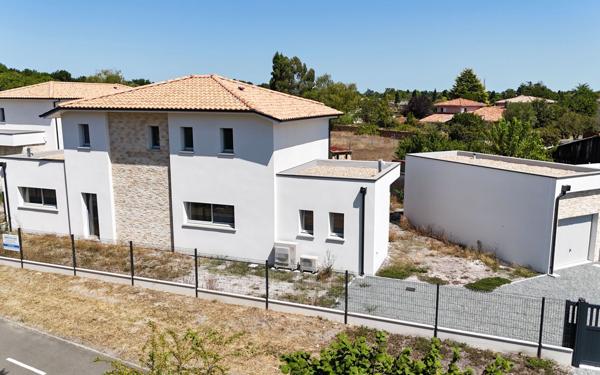 Maison à vendre    7 pièces •  Saint-Médard-en-Jalles