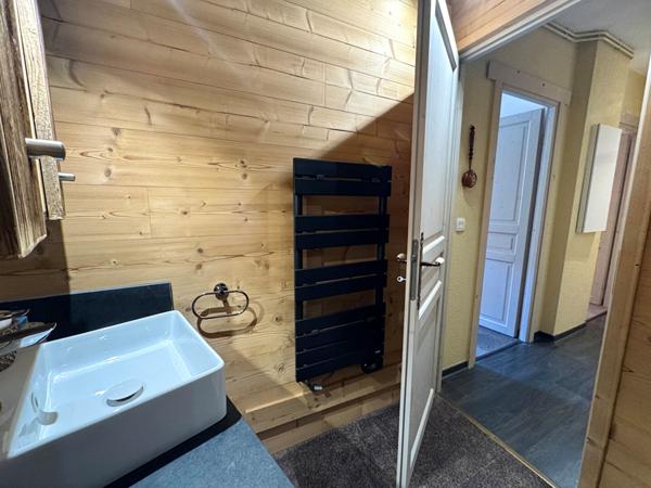 Bel appartement au pied des pistes avec vue montagne ? 2 chambres, balcon, parking