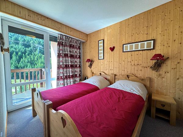 Bel appartement au pied des pistes avec vue montagne ? 2 chambres, balcon, parking