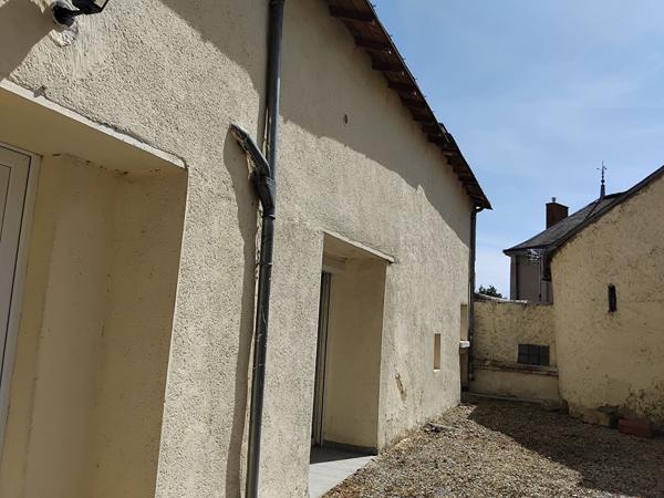 A LOUER MAISON DE BOURG AVEC COUR, PORCHE, ATELIER, A NUEIL SUR LAYON