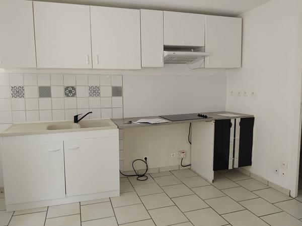 A LOUER MAISON DE BOURG AVEC COUR, PORCHE, ATELIER, A NUEIL SUR LAYON