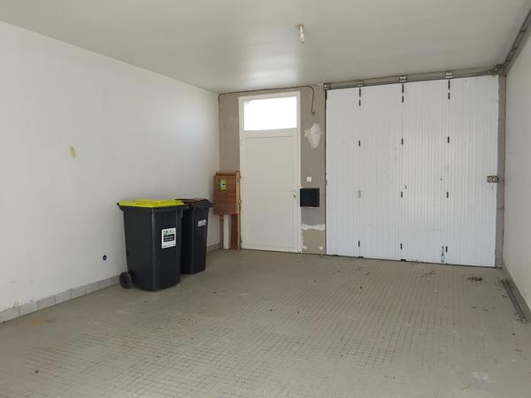 A LOUER MAISON DE BOURG AVEC COUR, PORCHE, ATELIER, A NUEIL SUR LAYON