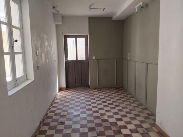 A LOUER MAISON DE BOURG AVEC COUR, PORCHE, ATELIER, A NUEIL SUR LAYON