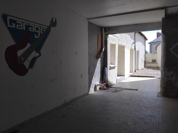 A LOUER MAISON DE BOURG AVEC COUR, PORCHE, ATELIER, A NUEIL SUR LAYON