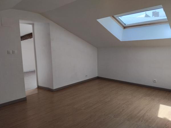 A LOUER MAISON DE BOURG AVEC COUR, PORCHE, ATELIER, A NUEIL SUR LAYON