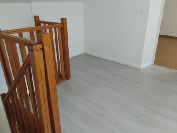 A LOUER MAISON DE BOURG AVEC COUR, PORCHE, ATELIER, A NUEIL SUR LAYON