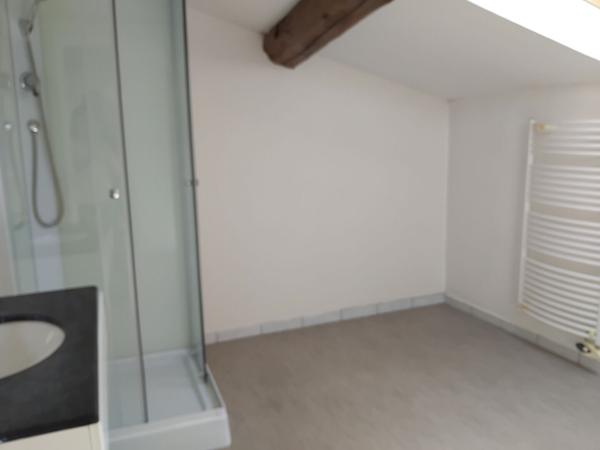 A LOUER MAISON DE BOURG AVEC COUR, PORCHE, ATELIER, A NUEIL SUR LAYON