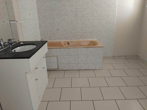 A LOUER MAISON DE BOURG AVEC COUR, PORCHE, ATELIER, A NUEIL SUR LAYON