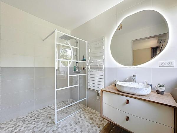 VIEUX VILLAGE, CALME, ARBORE, LUMINEUX