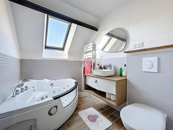 VIEUX VILLAGE, CALME, ARBORE, LUMINEUX