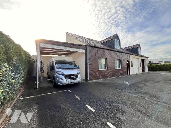 Idéal pour activité professionnelle !! Bonne visibilité, axe passant. 
A deux pas des commerce...