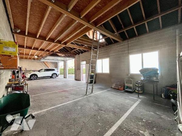 Idéal pour activité professionnelle !! Bonne visibilité, axe passant. 
A deux pas des commerce...