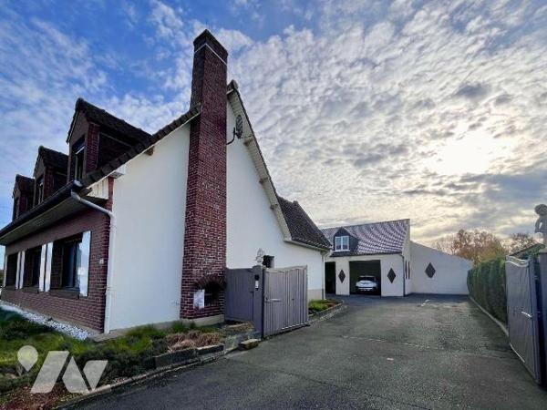 Idéal pour activité professionnelle !! Bonne visibilité, axe passant. 
A deux pas des commerce...