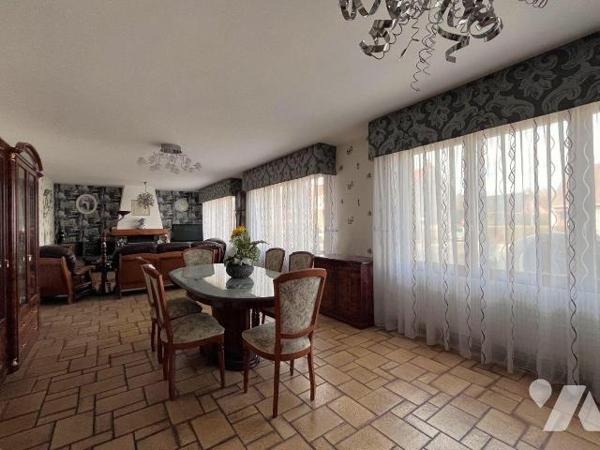 Idéal pour activité professionnelle !! Bonne visibilité, axe passant. 
A deux pas des commerce...