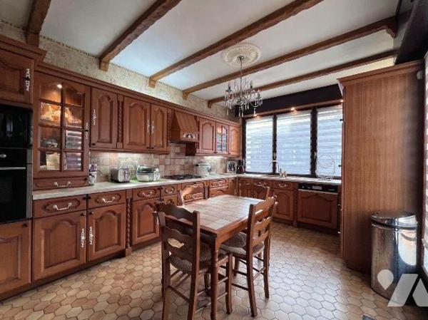 Idéal pour activité professionnelle !! Bonne visibilité, axe passant. 
A deux pas des commerce...