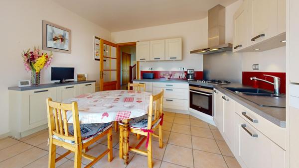 Maison avec vie de plain-pied, à moins de 5 minutes des plages et joli jardin de 1050 m². (visite virtuelle disponible)