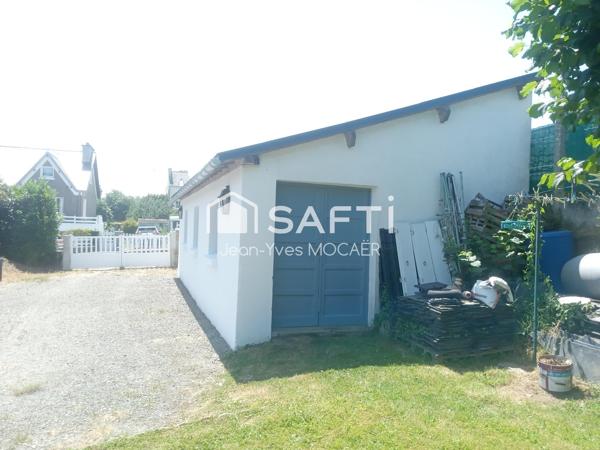 CHATEAUNEUF DU FAOU (29520), Terrain avec garage, petit atelier, parking privé, en centre bourg.