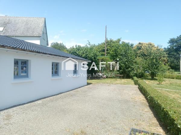 CHATEAUNEUF DU FAOU (29520), Terrain avec garage, petit atelier, parking privé, en centre bourg.