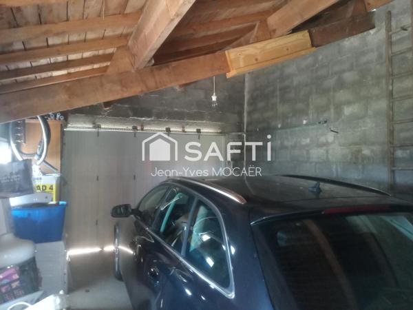CHATEAUNEUF DU FAOU (29520), Terrain avec garage, petit atelier, parking privé, en centre bourg.