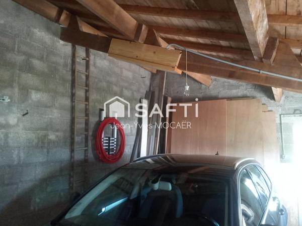 CHATEAUNEUF DU FAOU (29520), Terrain avec garage, petit atelier, parking privé, en centre bourg.