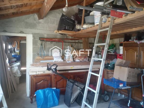 CHATEAUNEUF DU FAOU (29520), Terrain avec garage, petit atelier, parking privé, en centre bourg.