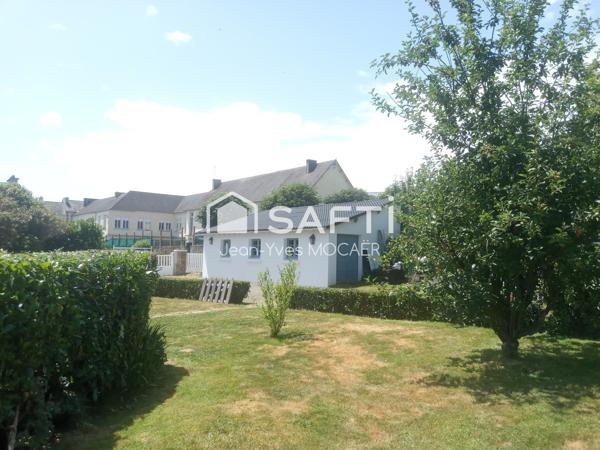 CHATEAUNEUF DU FAOU (29520), Terrain avec garage, petit atelier, parking privé, en centre bourg.