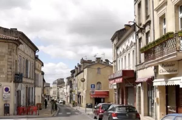 “ Terrain constructible totalement viabilisé – Cadre sécurisé à 20 min de Bordeaux”