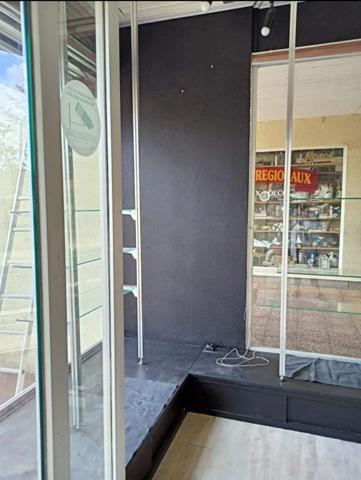 Dpt Charente Maritime (17), à vendre LES MATHES Local commercial 37.31m2 carrez+reserve 24.90m2+terrasses10m2