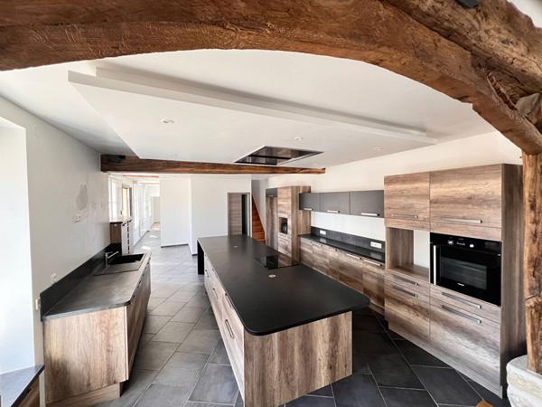 NOAILLES PROCHE MAISON LONGERE, 8 PIECES- SEJOUR TRIPLE-5 CHAMBRES- DEPENDANCE-JARDIN