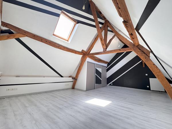 NOAILLES PROCHE MAISON LONGERE, 8 PIECES- SEJOUR TRIPLE-5 CHAMBRES- DEPENDANCE-JARDIN