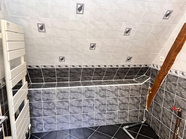 NOAILLES PROCHE MAISON LONGERE, 8 PIECES- SEJOUR TRIPLE-5 CHAMBRES- DEPENDANCE-JARDIN